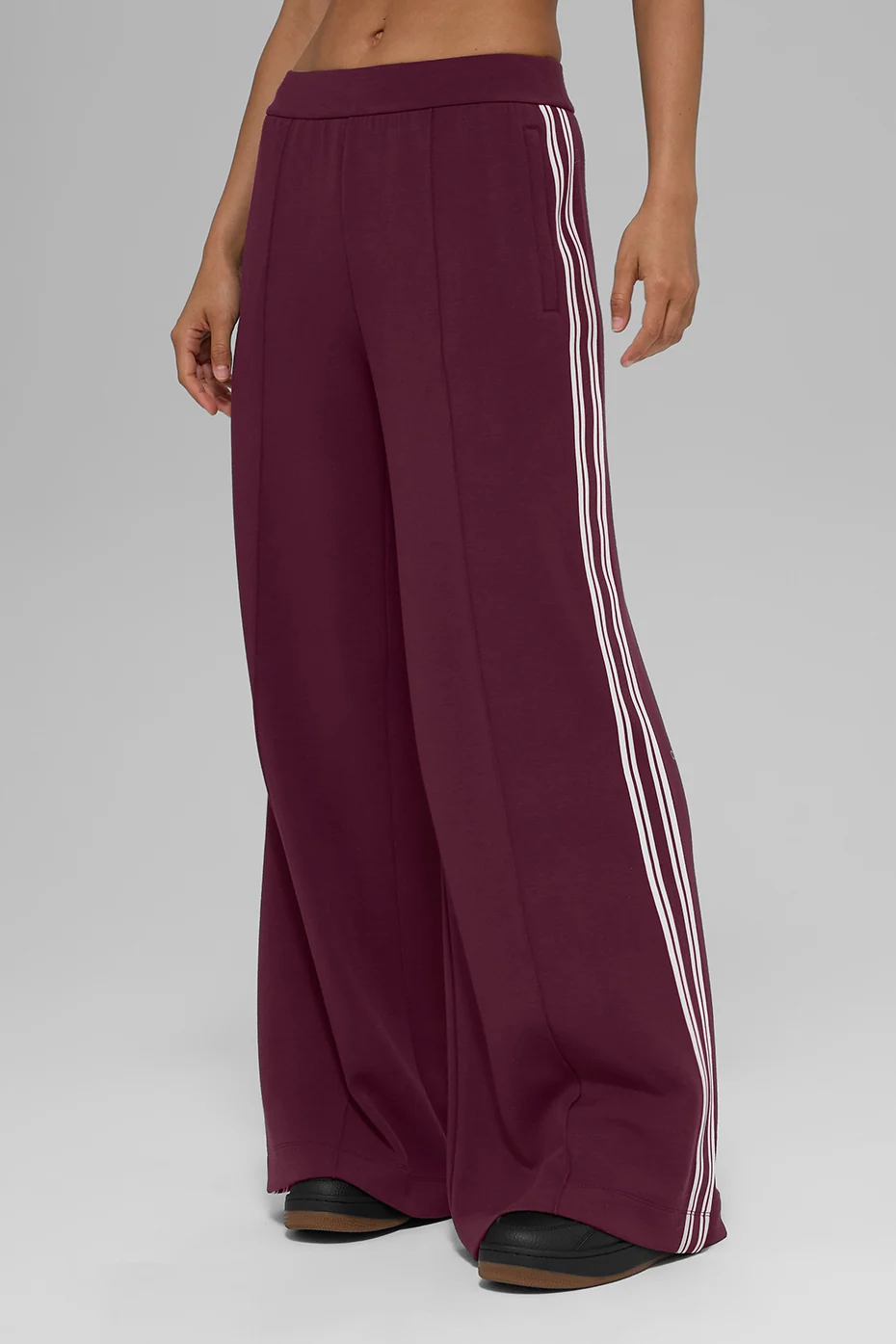 Брюки Track Star Wide Leg (Long) — Alo Yoga
