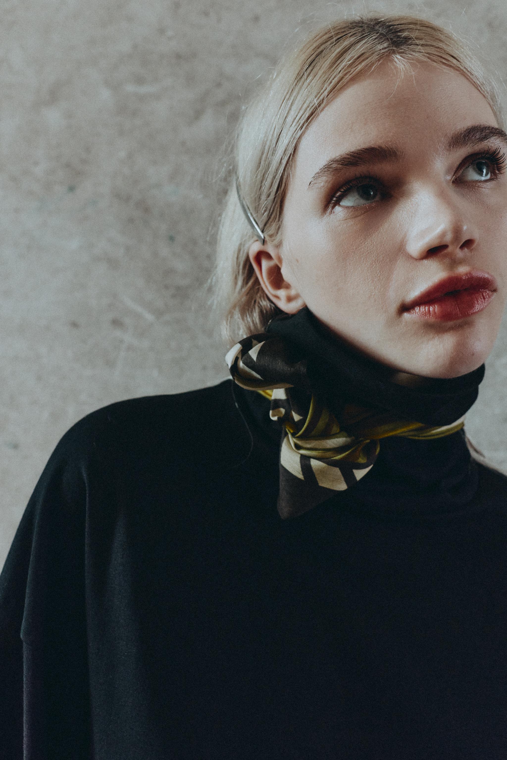 Шарф в полоску с принтом — ZARA
