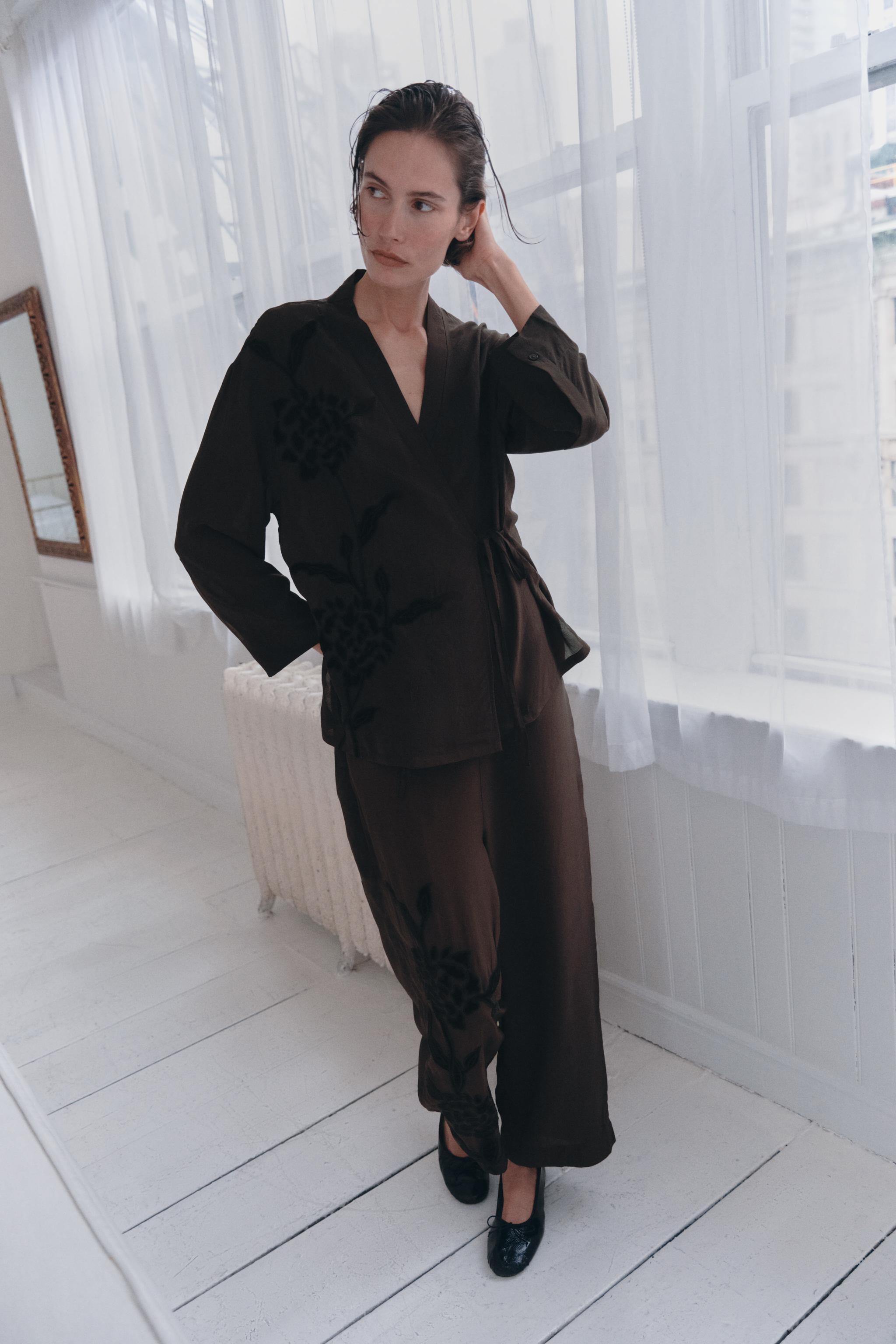 БЛУЗА НА ЗАПАХЕ С БАРХАТНОЙ ВЫШИВКОЙ — ZARA
