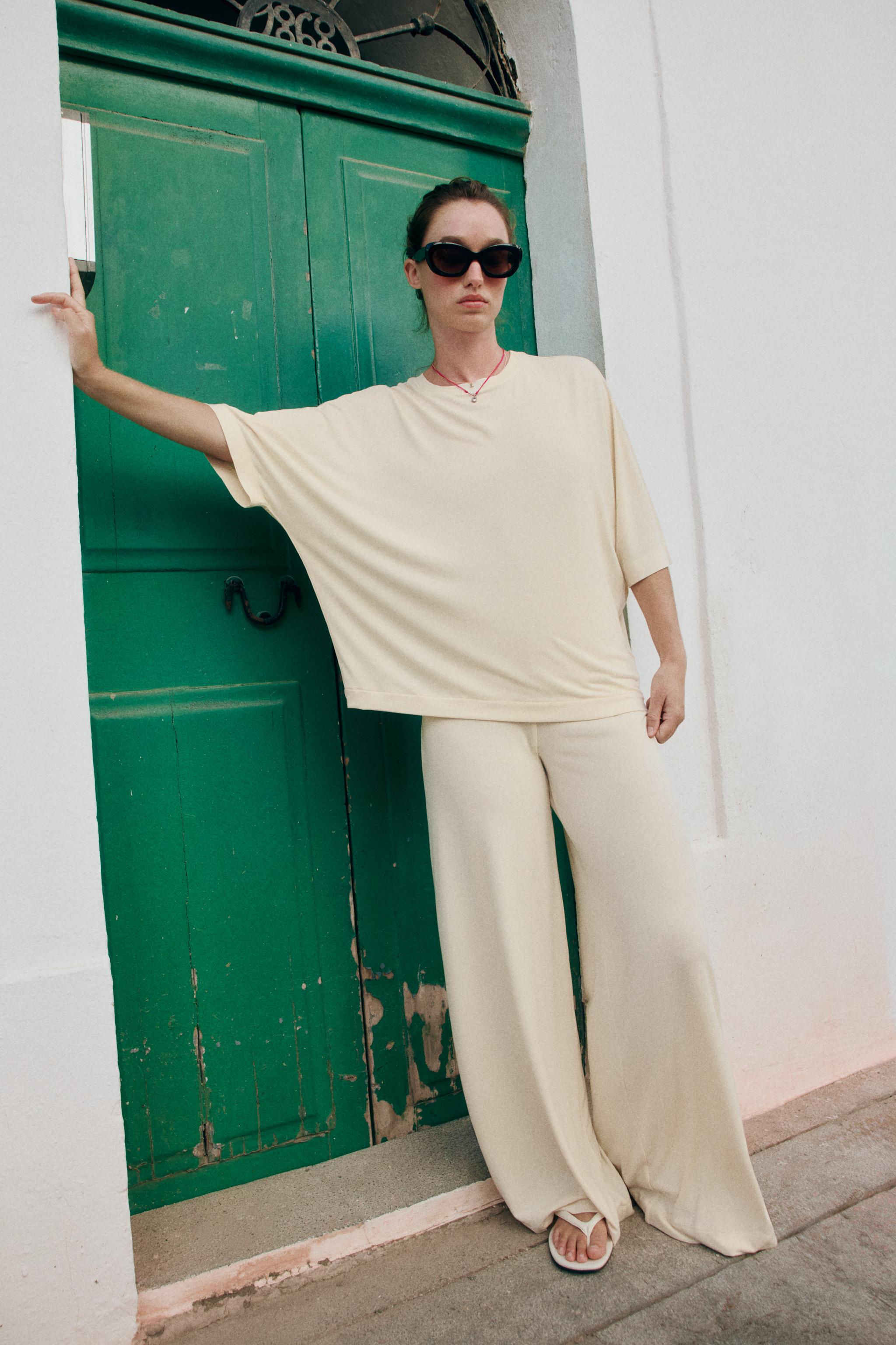 Футболка оверсайз из струящейся ткани — ZARA