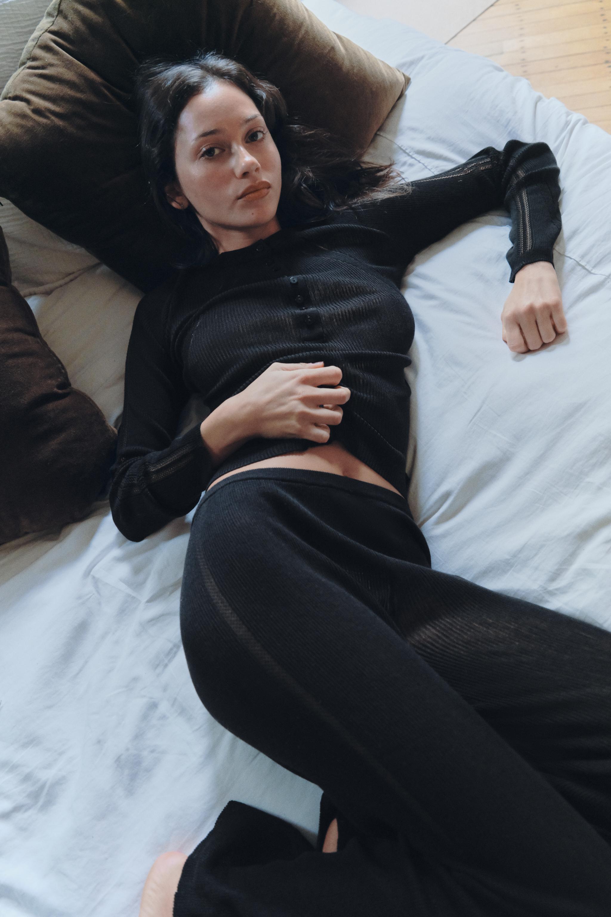 Фактурная футболка с пуговицами — ZARA