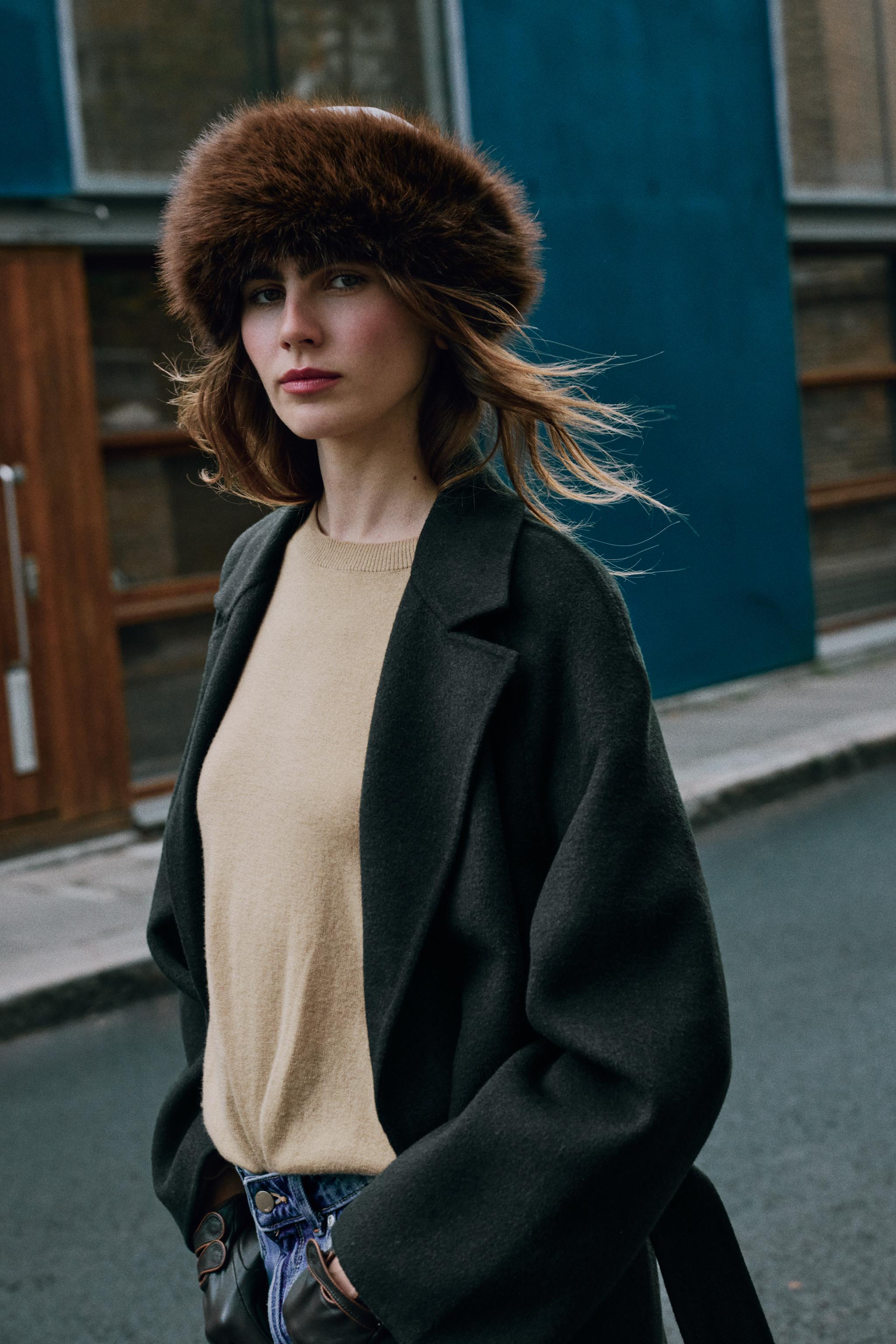 Двусторонняя шапка с эффектом кожи и меха — ZARA
