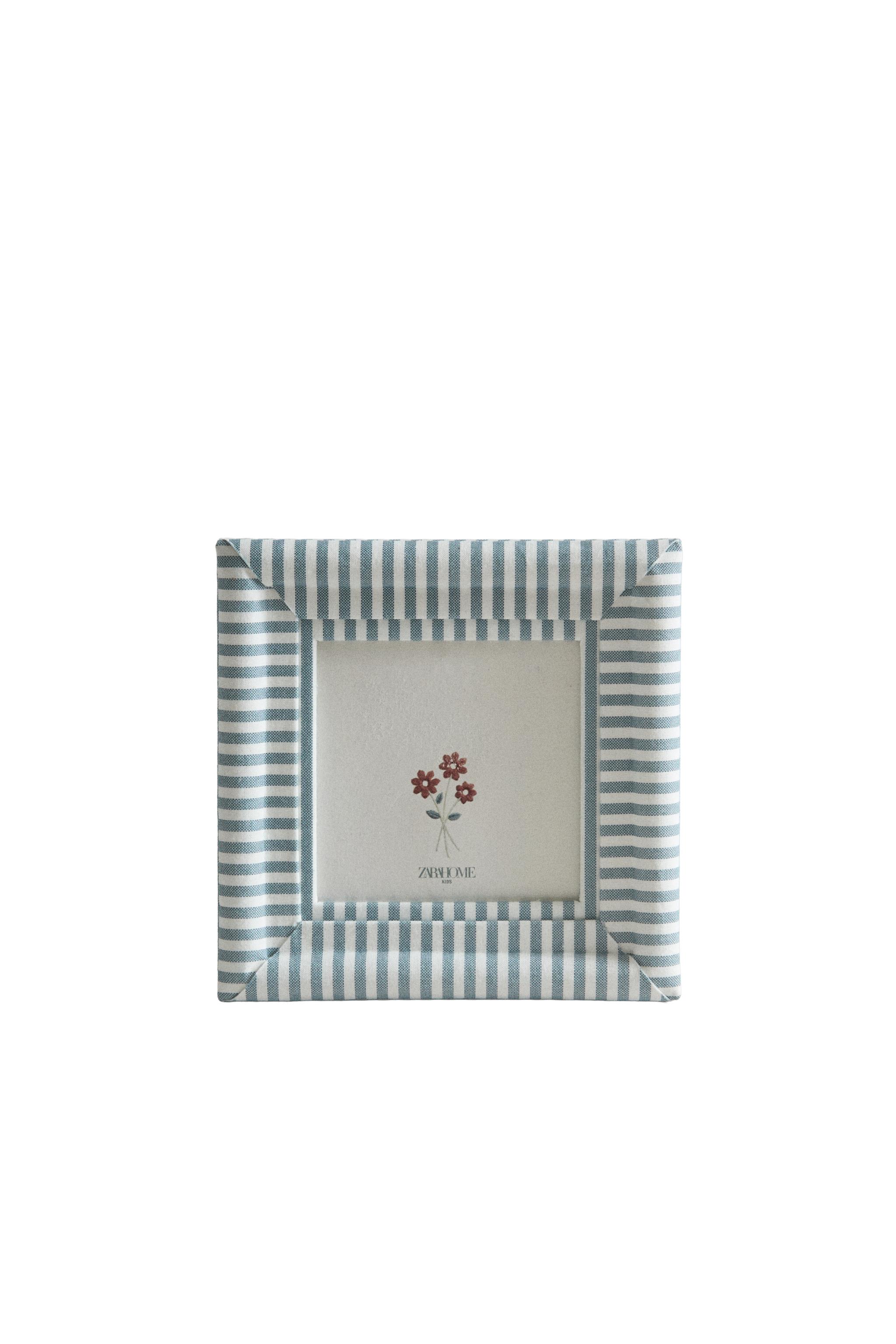 ДЕТСКАЯ КВАДРАТНАЯ ФОТОРАМКА В ПОЛОСКУ — Zara Home