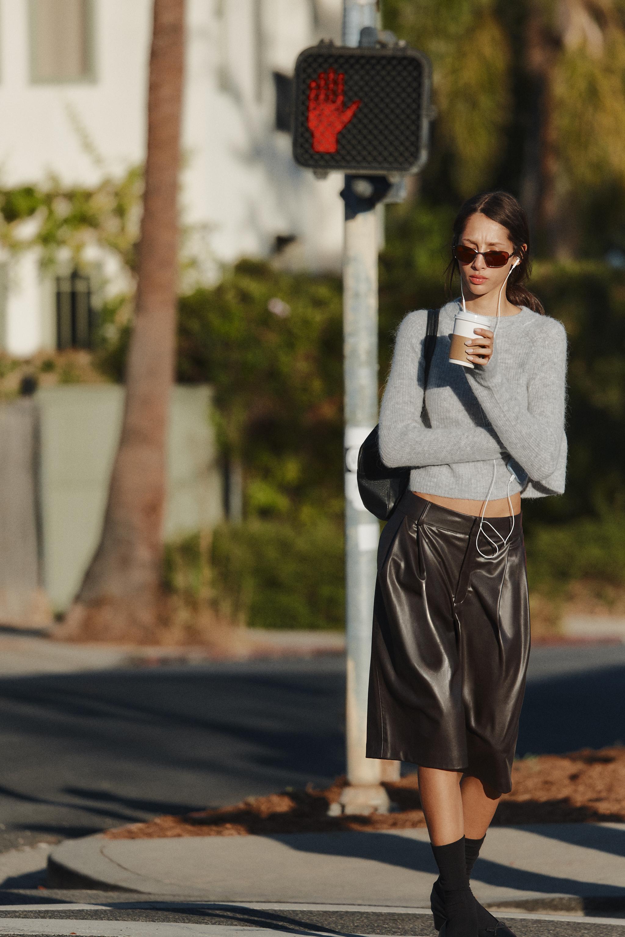 УДЛИНЕННЫЕ ШОРТЫ СО СКЛАДКАМИ С ЭФФЕКТОМ КОЖИ — ZARA