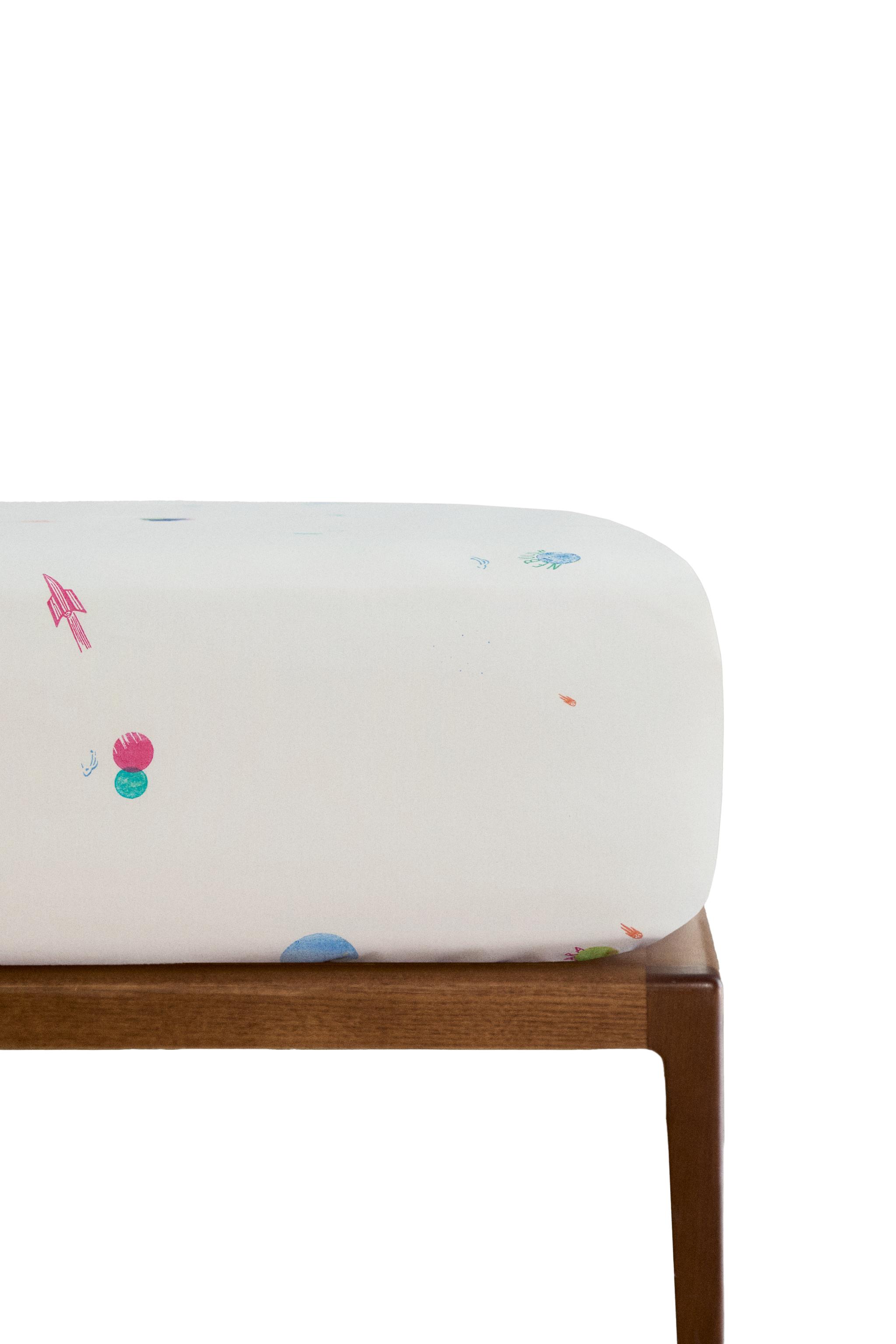 ДЕТСКАЯ ПРОСТЫНЯ НА РЕЗИНКЕ С КОСМИЧЕСКИМ ПРИНТОМ — Zara Home