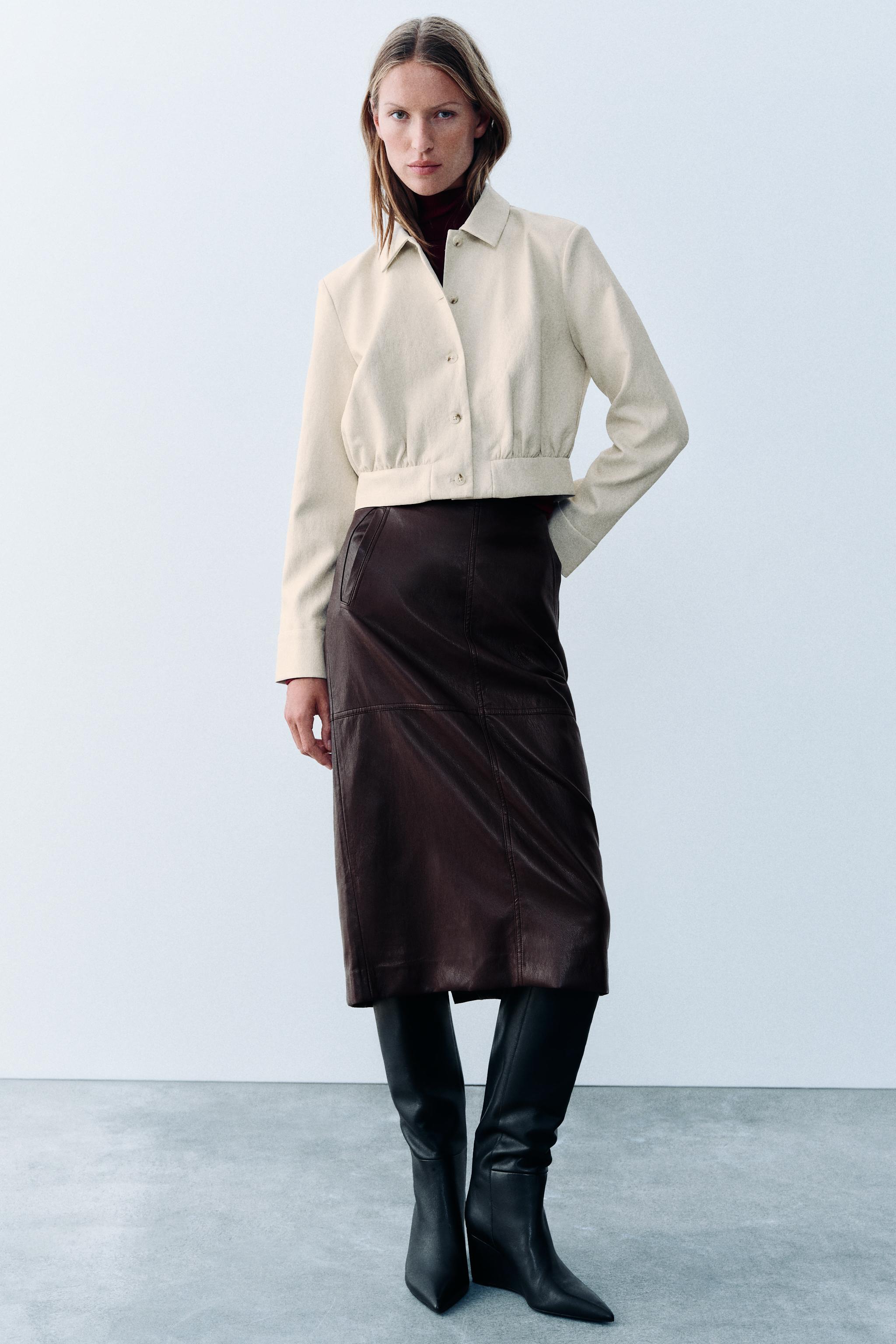 Укороченная рубашка с эффектом кожи с плечевыми накладками — ZARA