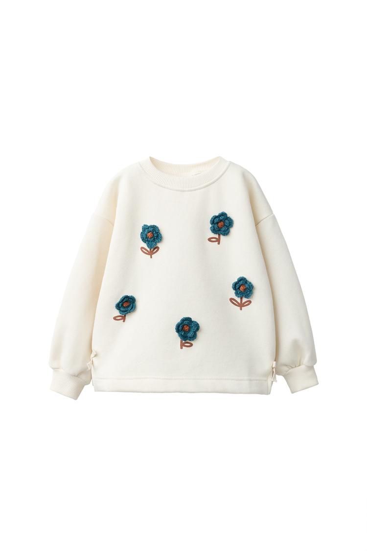 Толстовка с вязаными цветами