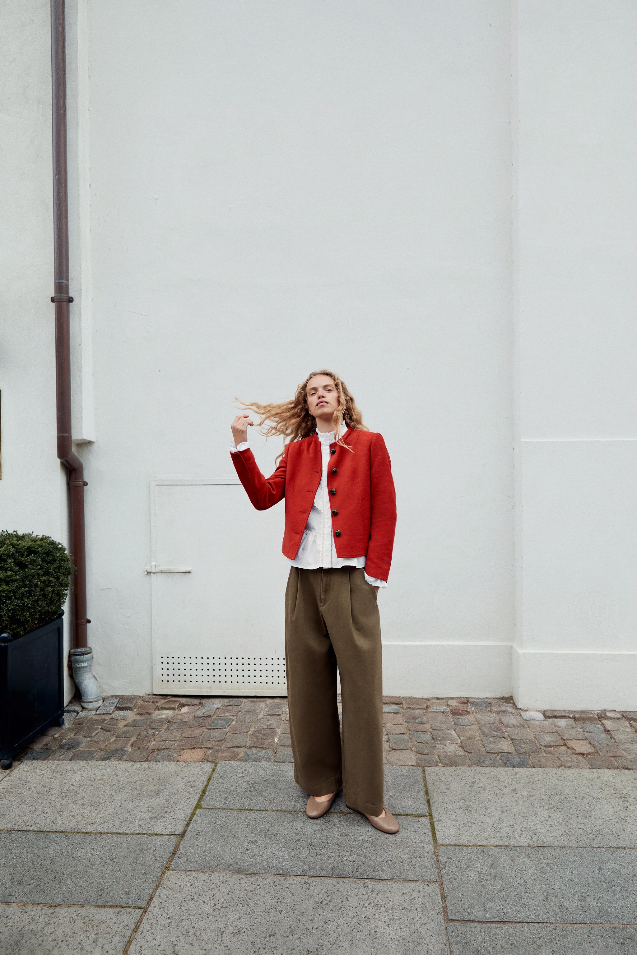Блузка с рюшами в романтическом стиле — ZARA