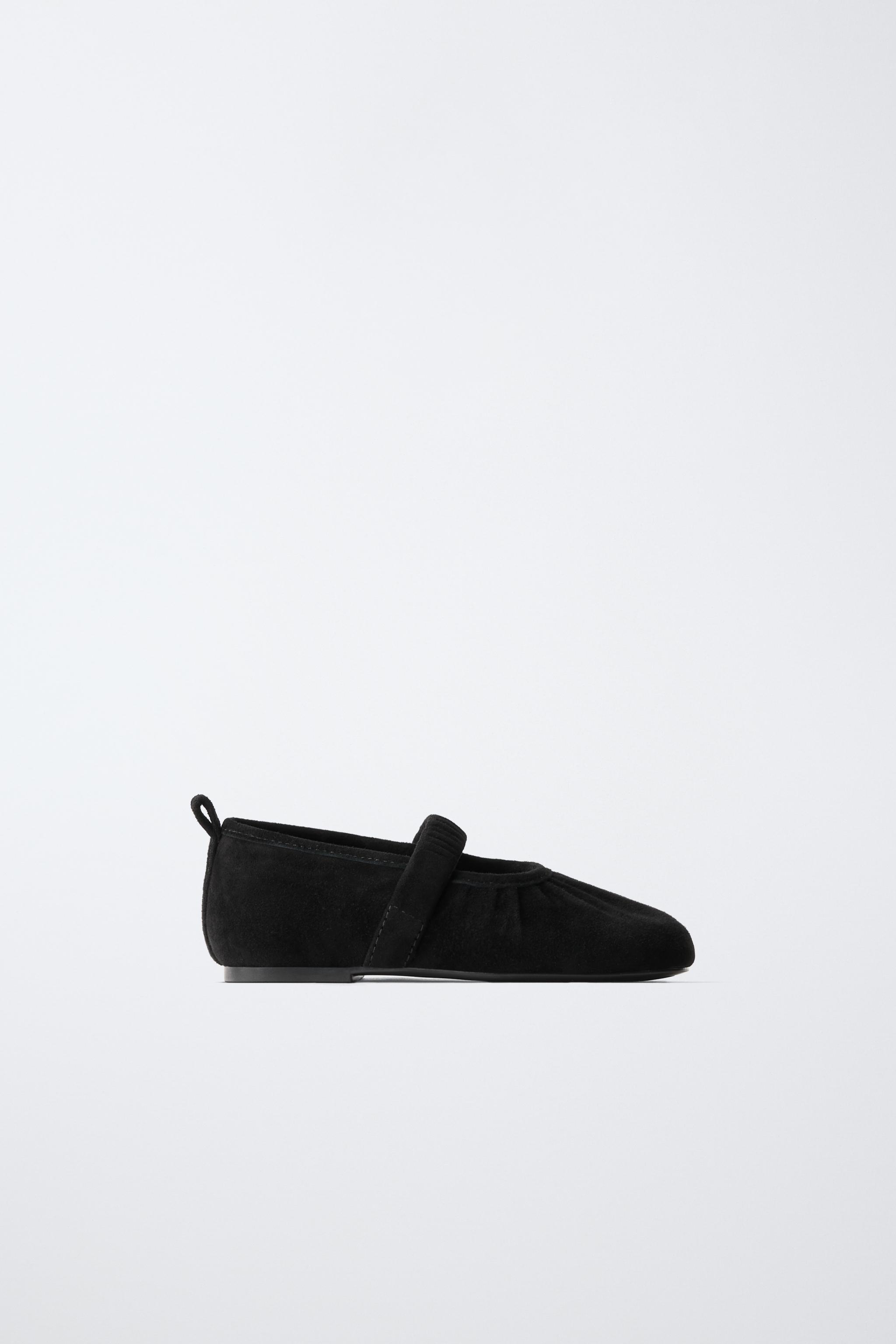 КОЖАНЫЕ БАЛЕТКИ СО СБОРКАМИ — ZARA