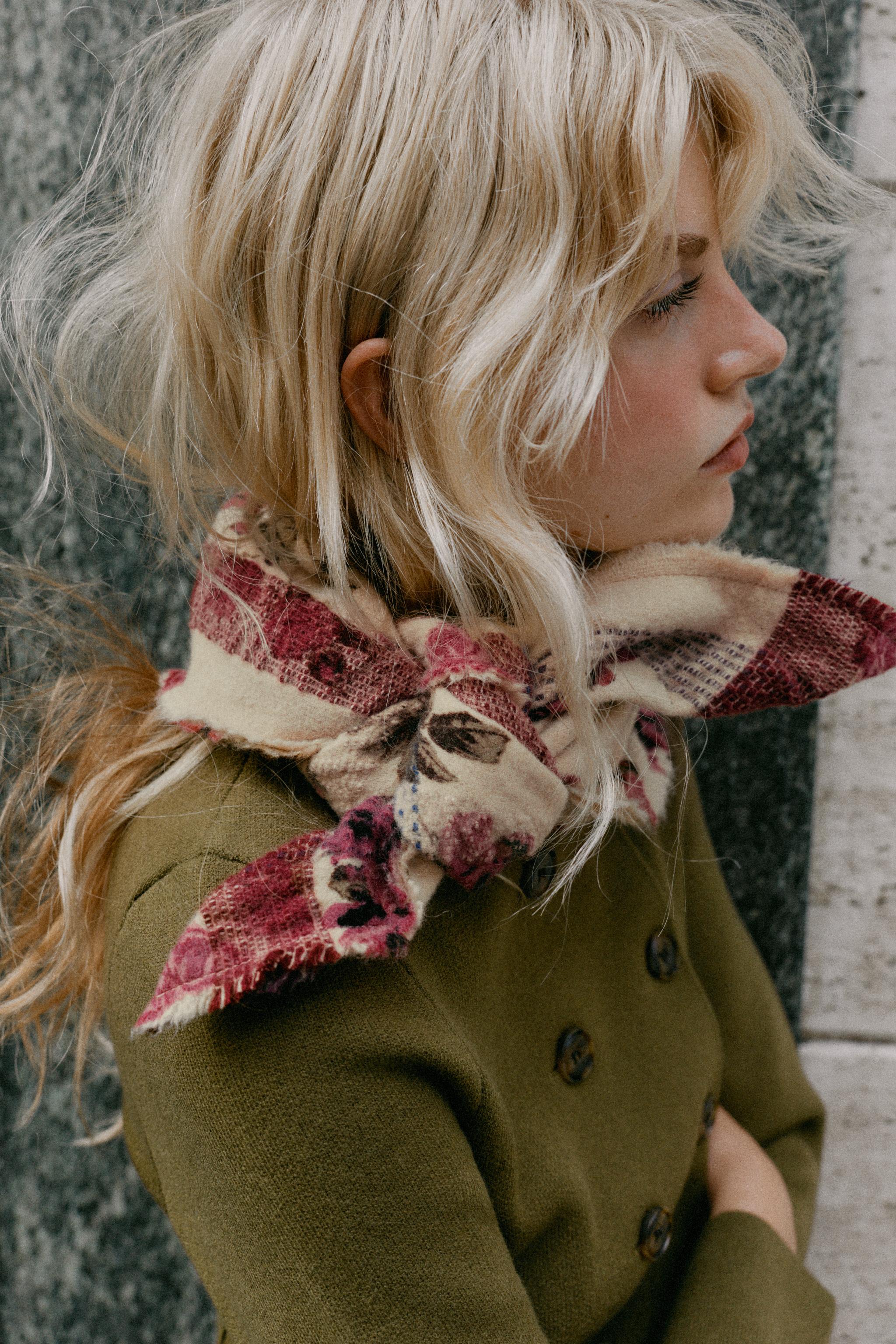 ДВОЙНОЙ ТРЕУГОЛЬНЫЙ ПЛАТОК: ШЕРСТЬ, ЦВЕТЫ — ZARA