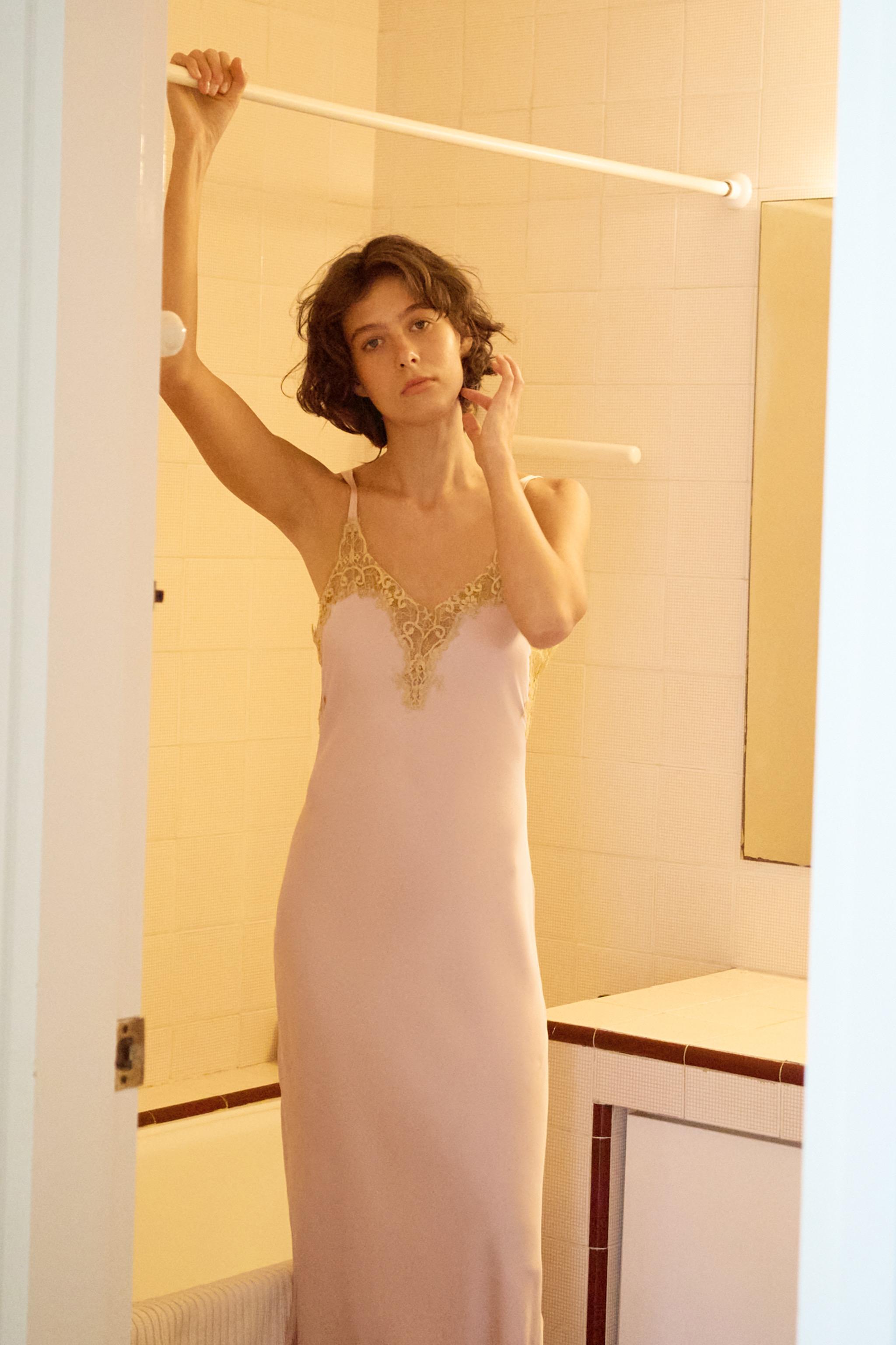 Платье миди из атласа с кружевной отделкой — ZARA