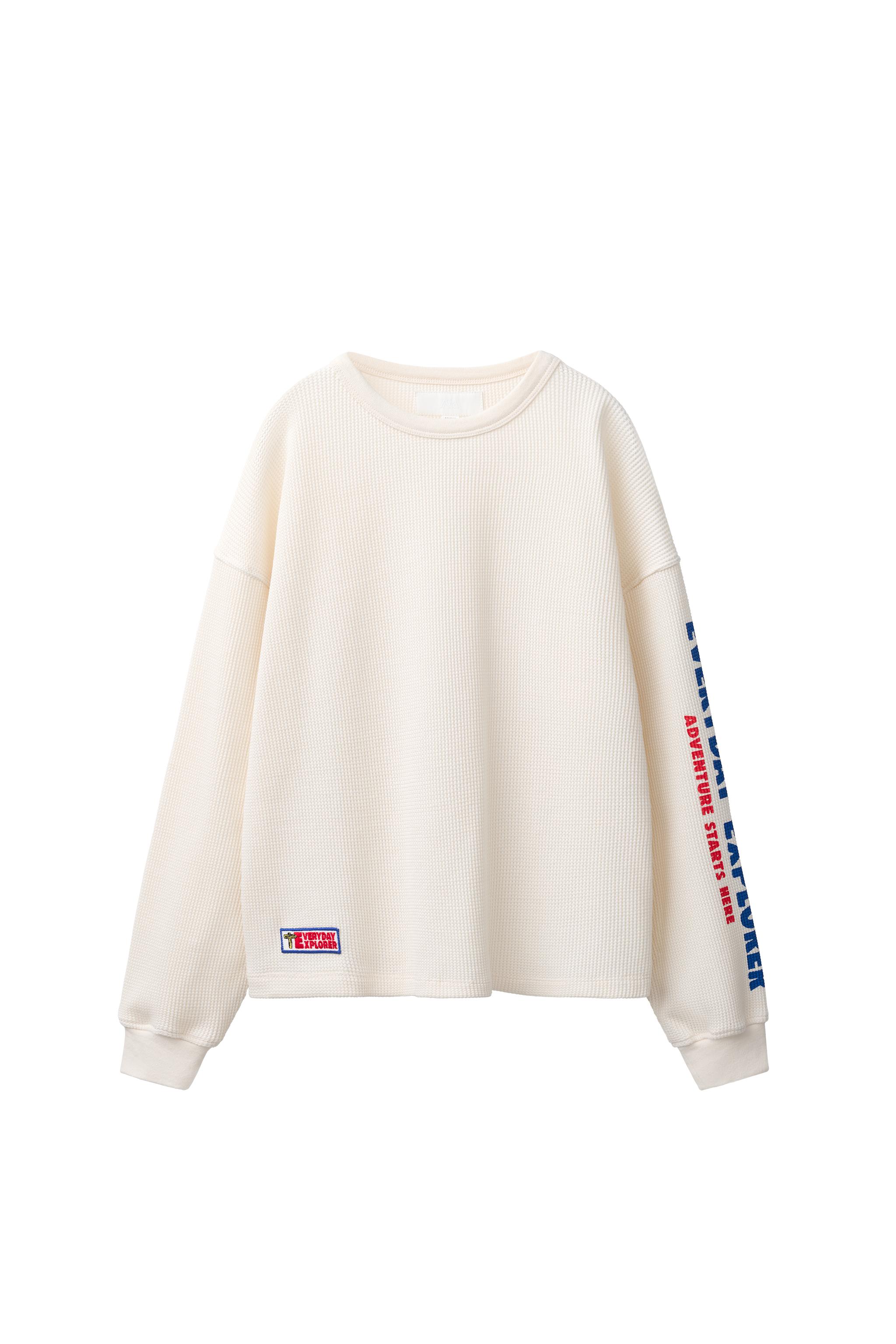 ФУТБОЛКА ИЗ РИФЛЕНОГО ТРИКОТАЖА С НАШИВКОЙ — ZARA