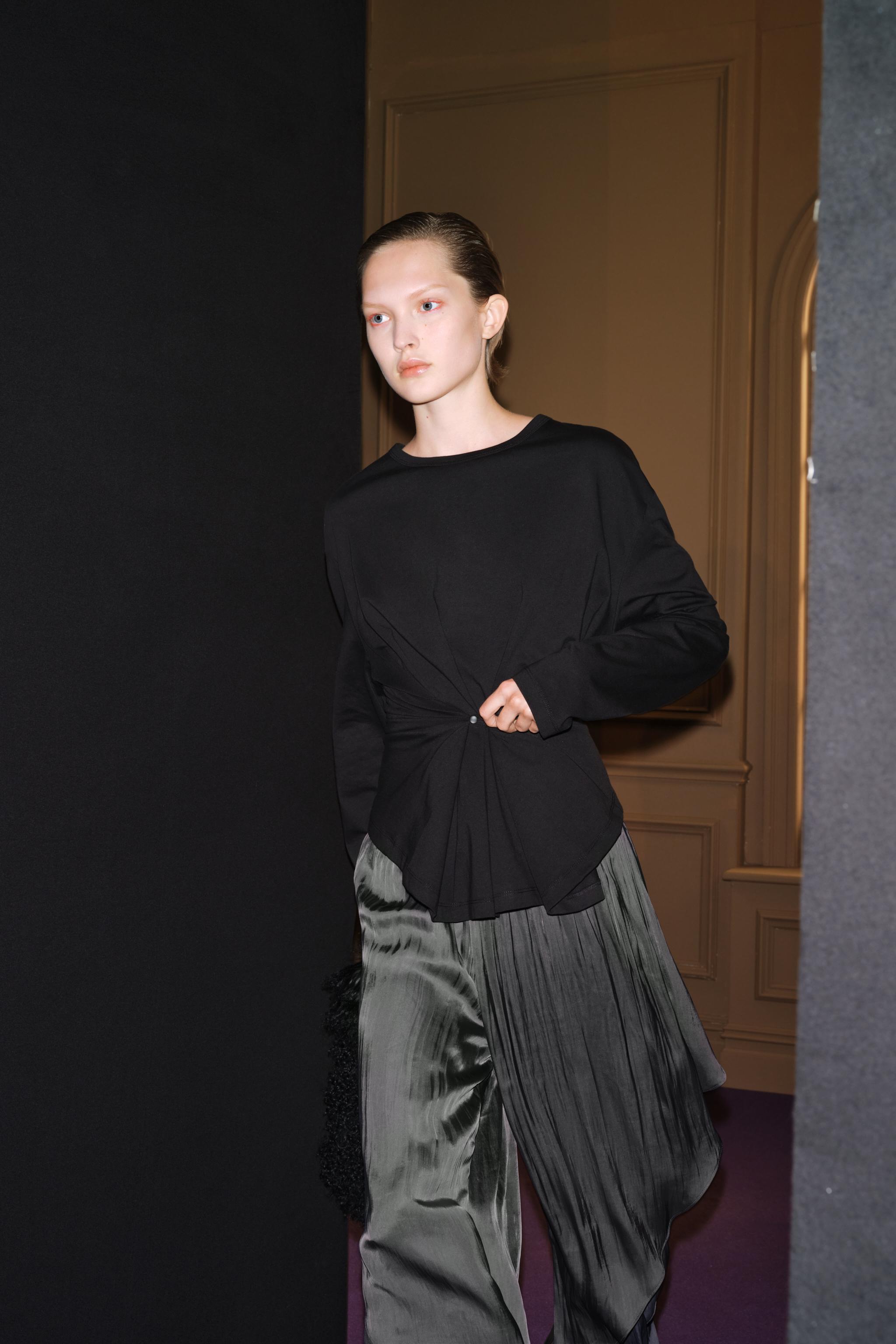 Футболка с пуговицей на спине — ZARA