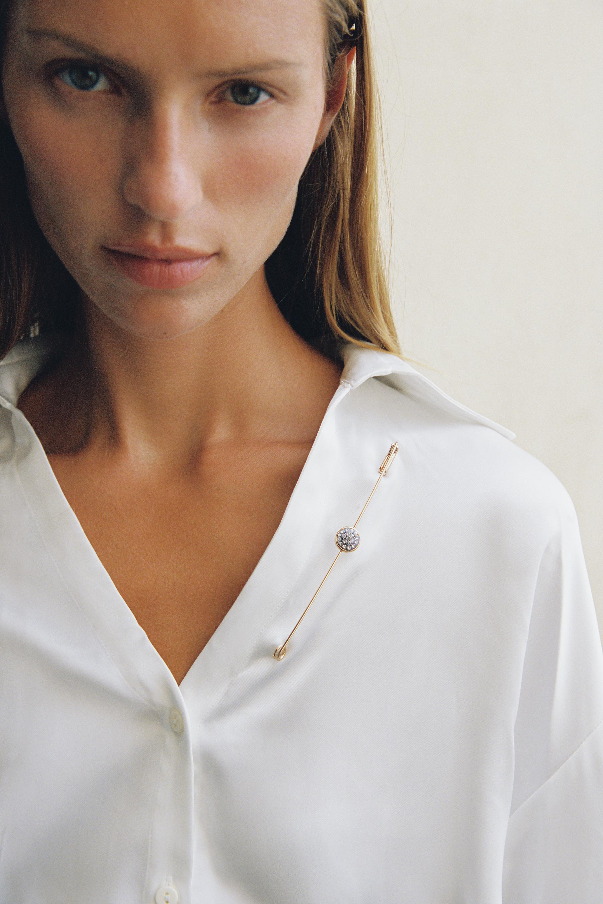 Брошь с металлическим декором и стразами — ZARA
