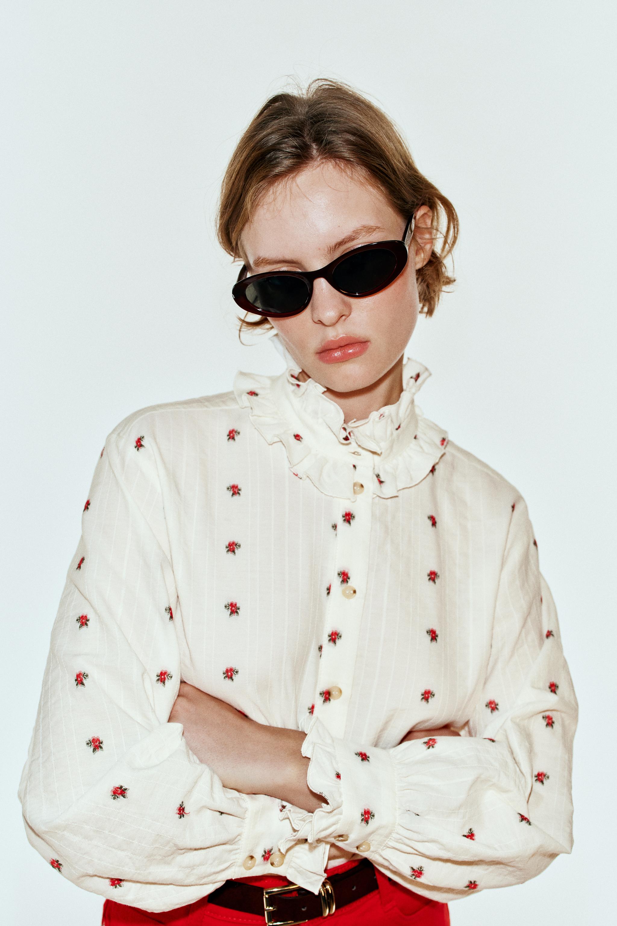 БЛУЗА С ЦВЕТОЧНЫМ ЖАККАРДОВЫМ УЗОРОМ И ВОЛАНАМИ — ZARA