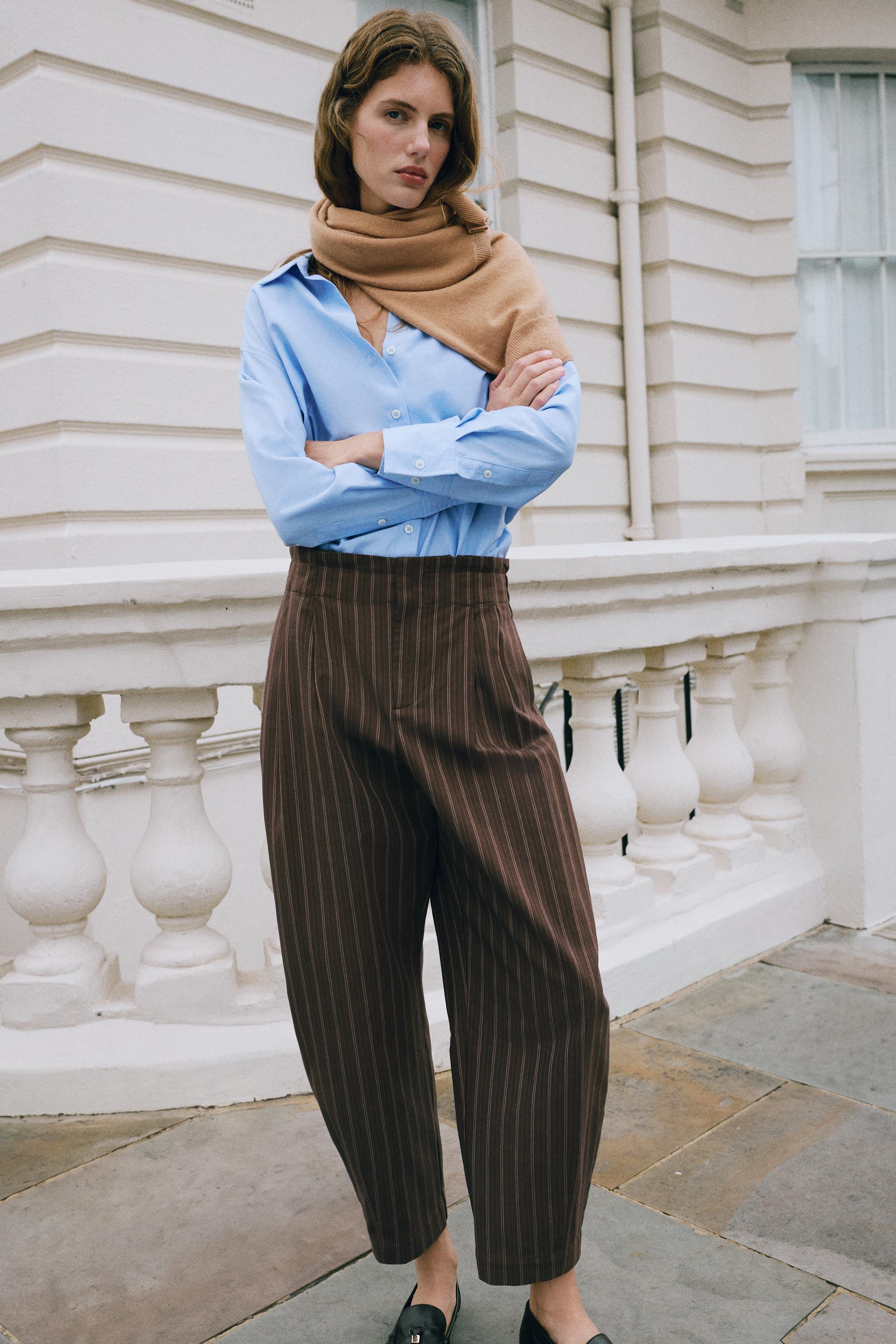 БРЮКИ-БАЛЛОНЫ В ПОЛОСКУ СО СБОРКОЙ НА ТАЛИИ — ZARA