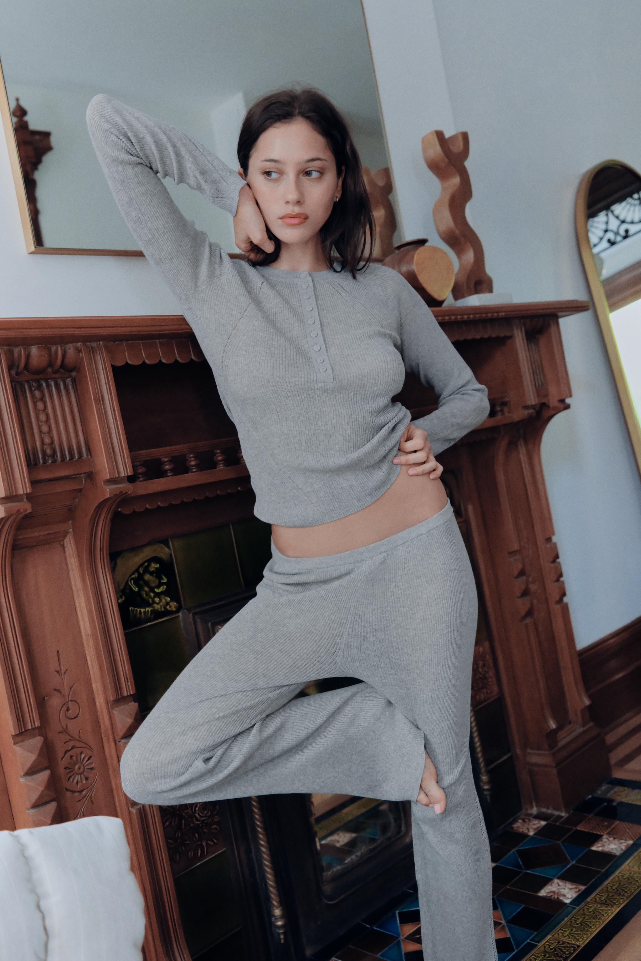 Фактурная футболка с пуговицами — ZARA